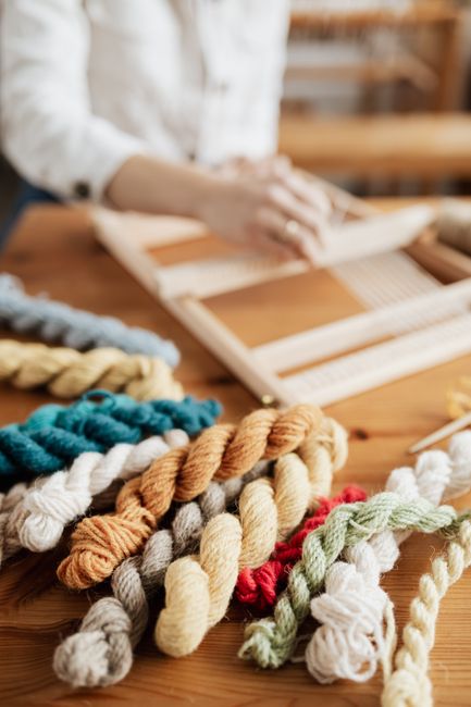 Спокойная кошка лежит на подоконнике, глядя в окно